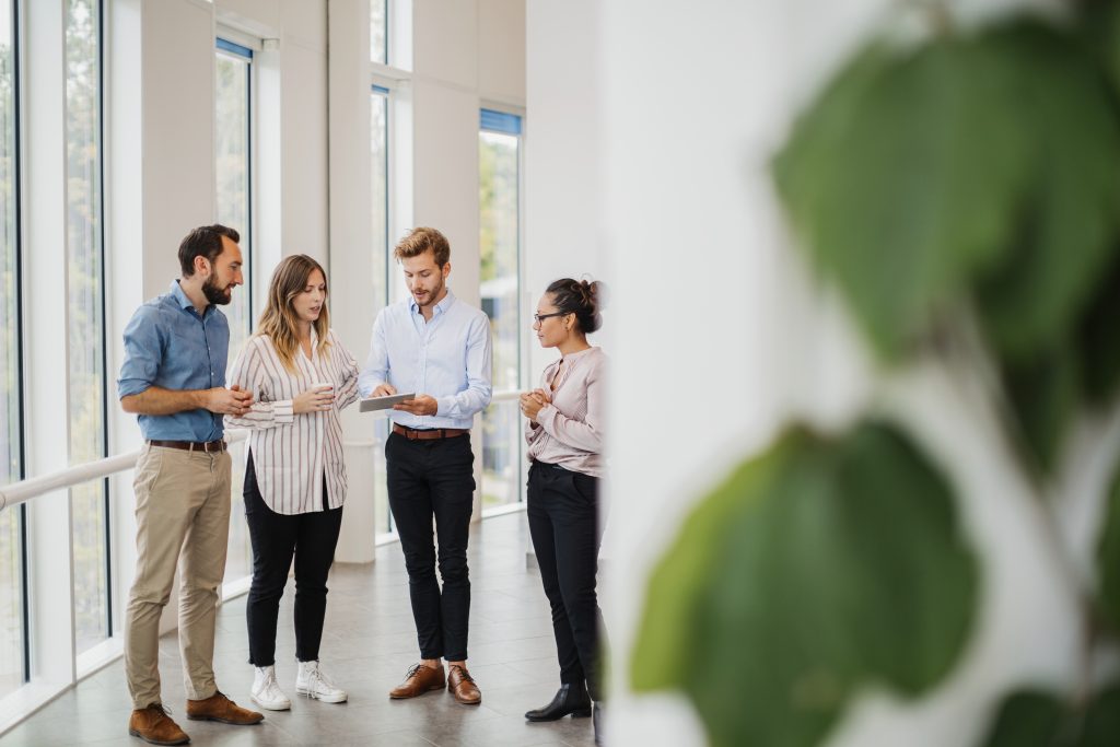 Mennesker i en samtale på en arbeidsplass