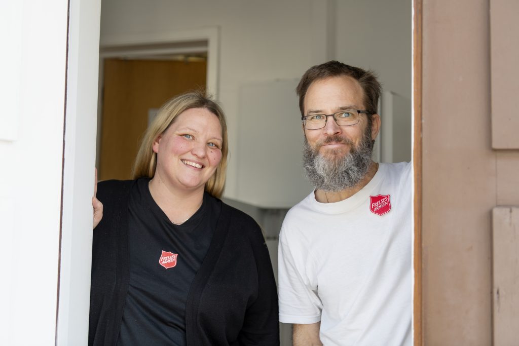 En mann og en dame ønsker velkommen