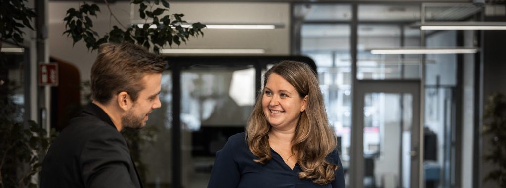 Mann og dame snakker sammen