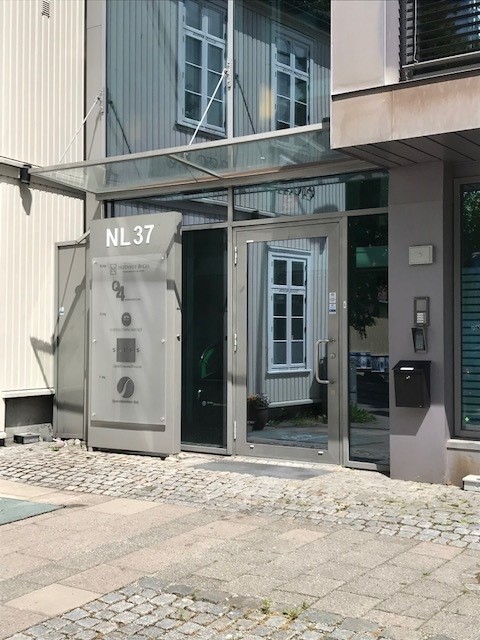 Inngangsdøren til Sparebanken Øst i Tønsberg i NL 37 bygget