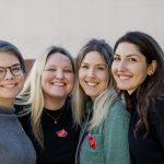 Fire smilende damer fra Frelsesarmeen