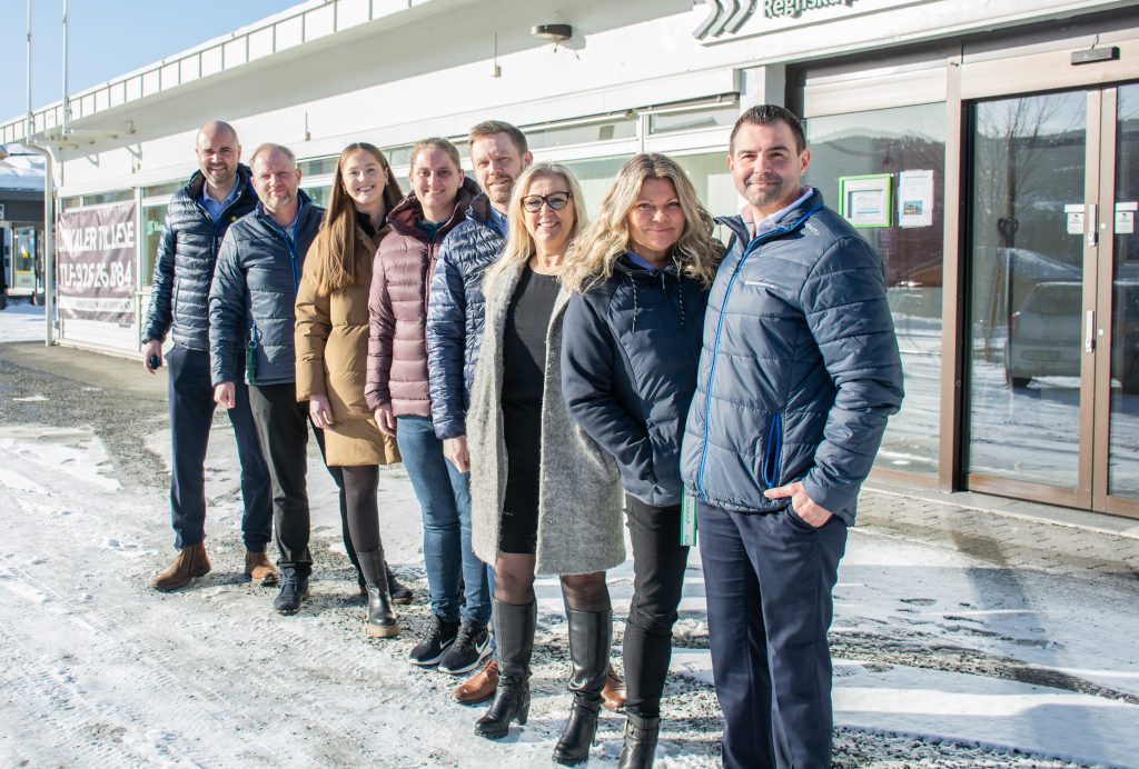 Åtte ansatte ved Sparebanken Øst utenfor nye lokaler i Vikersund i Modum