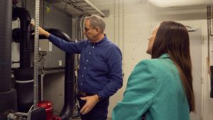 Ventilasjonsanlegget til Hokksund-bygget begynner å bli gammelt. For å redusere strømutgifter og forbedre inneklima, er dette et av tiltakene banken ser på for å redusere utslipp.