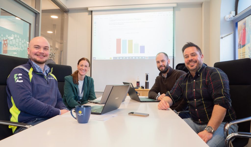 Det har vært et godt samarbeid mellom Energihuset og Sparebanken Øst i prosessen med å kartlegge energitiltak for bygget i Hokksund. (f.v) Henrik Knapstad, bedriftsrådgiver i Energihuset, Hilde Vartdal Solum, bærekraftsansvarlig i Sparebanken Øst, Fredrik Rasmussen, daglig leder i Energihuset og Henning Andersen, rådgiver og partner i Energihuset. 