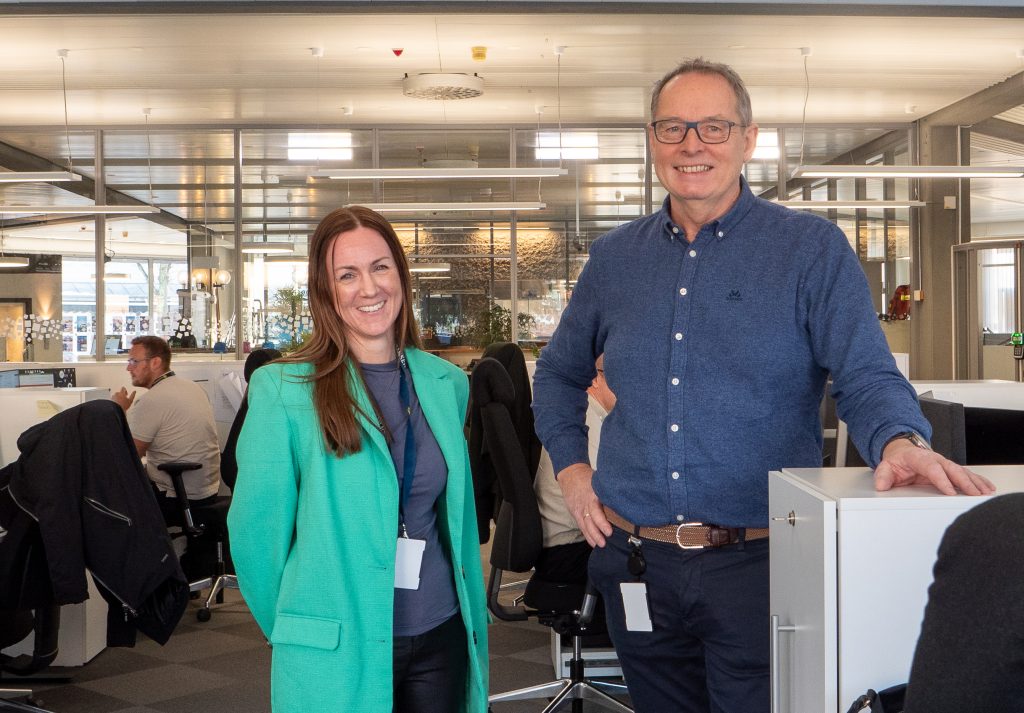 Hilde Vartdal Solum, bærekraftansvarlig i Sparebanken Øst og driftsleder i banken, Gunnar Sanden, ser på hvilke energitiltak som vil gi best effekt for kontoret i Hokksund.