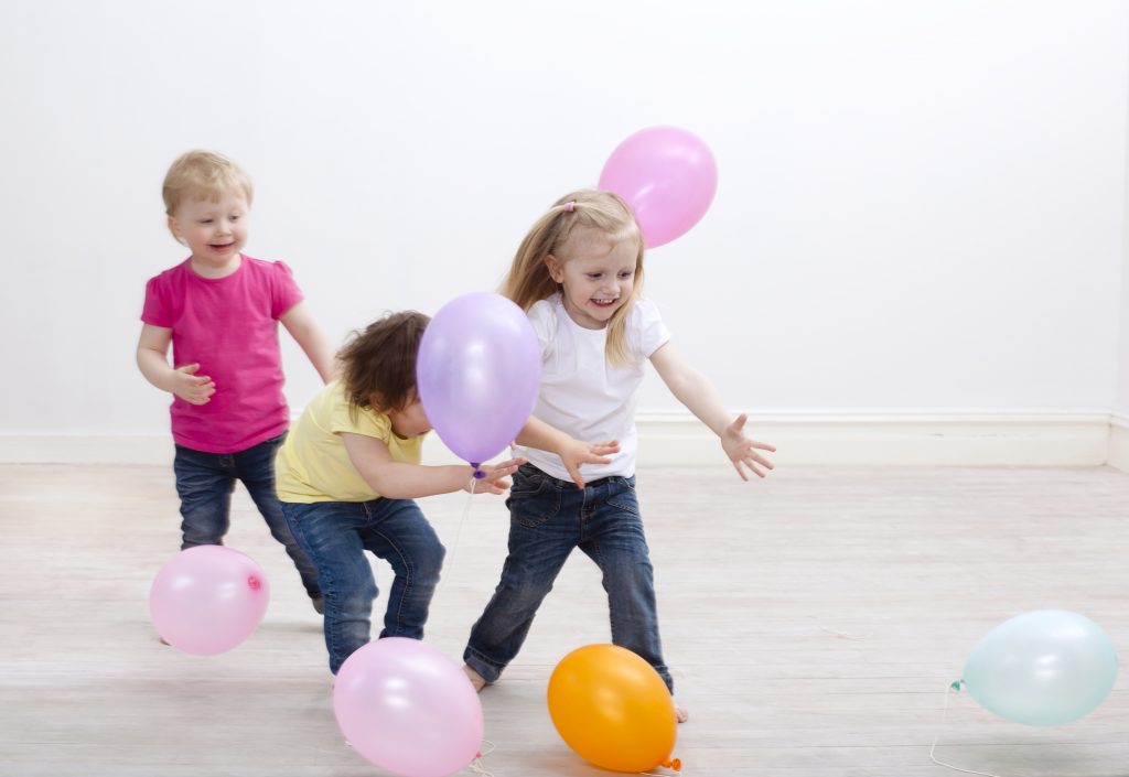 Barn leker med ballonger