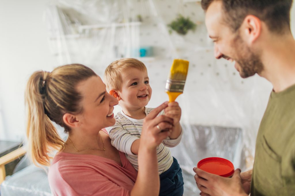 Ung familie som pusser opp