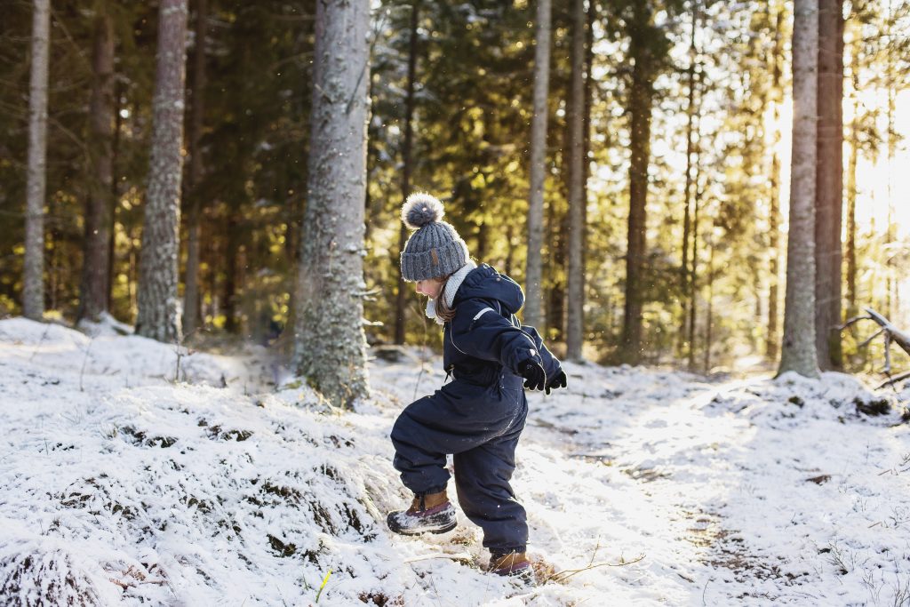 Barn ute i skogen med snø