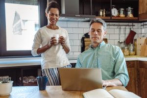 Et par går gjennom skattekort og skattemelding på PC hjemme på kjøkkenet – små grep kan gi bedre oversikt over skatt i 2026.