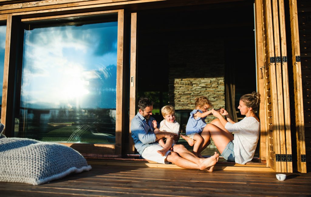 Famiile på terrasse